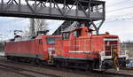 DB Cargo AG, Mainz mit ihrer  363 163-7  (NVR:  98 80 3363 163-7 D-DB ) am Haken von  152 041-0  (NVR:  91 80 6152 041-0 D-DB ) Richtung Rbf.