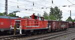 DB Cargo AG, Mainz mit ihrer  363 191-8  (NVR:  98 80 3363 191-8 D-DB ) und einem Güterwagen Richtung Rbf.
