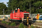  Unn�tige Reisen vermeiden  hie� die Empfehlung der Deutschen Bahn dieses Wochenende. Da eine Dachgeschosswohnung bei diesen Temperaturen allerdings auch nicht sonderlich angenehm ist, ging es f�r mich trotzdem raus. Gegen Abend war 363 240 mit 185 589 gemeldet. Die Reise von Speyer nach Homburg war f�r das Gespann zwar nicht unn�tig, daf�r aber unn�tig lang. Da durch Bauarbeiten zwischen Neustadt und Hochspeyer der direkte Weg nicht verf�gbar war, ging es �ber Landau, Pirmasens Nord und Zweibr�cken. Daf�r musste in Schifferstadt, Neustadt und St. Ingbert Kopf gemacht werden. In St. Ingbert wurde 185 589 abgekuppelt und fuhr Richtung Saarbr�cken, w�hrend 363 240 alleine das letzte St�ck bis Homburg bestritt. (St. Ingbert, 27.06.2026)