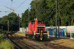  Unn�tige Reisen vermeiden  hie� die Empfehlung der Deutschen Bahn dieses Wochenende. Da eine Dachgeschosswohnung bei diesen Temperaturen allerdings auch nicht sonderlich angenehm ist, ging es f�r mich trotzdem raus. Gegen Abend war 363 240 mit 185 589 gemeldet. Die Reise von Speyer nach Homburg war f�r das Gespann zwar nicht unn�tig, daf�r aber unn�tig lang. Da durch Bauarbeiten zwischen Neustadt und Hochspeyer der direkte Weg nicht verf�gbar war, ging es �ber Landau, Pirmasens Nord und Zweibr�cken. Daf�r musste in Schifferstadt, Neustadt und St. Ingbert Kopf gemacht werden. In St. Ingbert wurde 185 589 abgekuppelt und fuhr Richtung Saarbr�cken, w�hrend 363 240 alleine das letzte St�ck bis Homburg bestritt. (27.06.2026, St. Ingbert)
