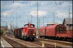 363 164 steht am 29.04.08 mit drei Eanos-x auf Gleis 6 des Aalener Bahnhofs.