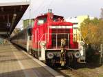 Die 363 124-9 stellt den IC2452 im Stralsunder Hbf.bereit.Aufgenommen am 22.10.04