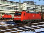 Die 185 059 am 09.01.2009 mit einem Gterzug bei der Durchfahrt im Regensburger Hbf.  Im Hintergrund ist die 363 661 zu sehen. 