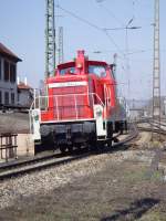 363 144-7 fhrt in Haltingen von der Hauptstrecke auf die Gterzugwendeschleife.