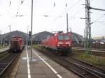 363 149-6 zieht gerade den RE Cottbus ins Gleisvorfeld und 143 960-3 mit dem RB fhrt nach Eilenbug Ost 28.10.2009 Leipzig HBF