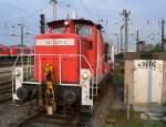 363 437-5 kommt mit einem IC Wagen durch Kln Hbf.