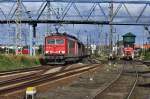 whrend 363 042 den Eurocity aus der Abstellung vorzieht, schlngelt sich 155 082 + 199 durch den Bf Stralsund aus Richtung Rostock nach Mukran am 17.09.2010