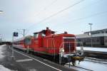 363 146-2, schiebt am 17.12.2010 einen Zug aus dem Bahnhof von Hannover.