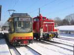 Hauptbahnhof Karlsruhe am 30.12.2005. Im Bild eine Zweisystem-Stadtbahn des KVV mit TW 869 als S31 nach Freudenstadt sowie 363 628.