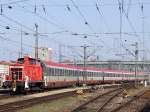 363 840-0 schiebt die BB-Wagengruppe fr EC189 in die Halle des Mnchner Hauptbahnhofes;110329