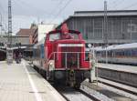 363 105-8 rangiert am 24. Juni 2011 einen Wagen des Alex im Mnchener Hbf.