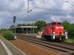 Die 363 713-9 rangiert hier durch den Bahnhof von Nauen.