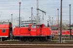Nahtlos rot, die 363 664-4 abgestellt in Berlin-Lichtenberg am 15.04.2012.