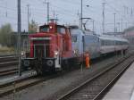 363 136 holte 101 016 und drei IC-Wagen,am 12.Oktober 2013,in Stralsund ab.