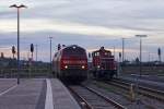 218 403-4 und 363 128-0 am westlichen Bahnsteigende des Bahnhofs Mühldorf am Abend des 25.10.2013

218 403-4
Hersteller: Krupp
Fabriknummer: 5369
Indienststellung: 04.05.1976
Erst-Bw: Kempten
ursprüngl. Fahrzeugnr.: 218 403-4
Fahrzeugnr. z.Z.d. Aufnahme: 92 80 1218 403-4 D-DB
Betreibernr. z.Z.d. Aufnahme: 218 403-4
Radsatzfolge: B'B'
Vmax (km/h): 140
Dauerleistung (kW): 1.840
Kraftübertragung: hydraulich
Dienstmasse (t): 80
Radsatzfahrmasse max. (t): 20
LüP (mm): 16.400

363 128-0
Hersteller: MaK
Fabriknummer: 600443
Indienststellung: 07.08.1963
Erst-Bw: Regensburg
ursprüngl. Fahrzeugnr.: V 60 1128
Umzeichnungen: 01.01.1968 (261 128-3), 01.10.1987 (361 128-2), 01.01.1988 (365 128-8), 08.12.2004 (363 128-0)
Fahrzeugnr. z.Z.d. Aufnahme: 98 80 3363 128-0 D-DB
Betreibernr. z.Z.d. Aufnahme: 363 128-0
Radsatzfolge: C
Vmax (km/h): 60
Dauerleistung (kW): 480
Kraftübertragung: hydraulich
Dienstmasse (t): 53
Radsatzfahrmasse max. (t): 18
LüP (mm): 10.450