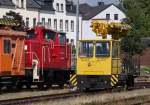 Wochenendruhe herrschte bei den Elektrifizierungsarbeiten im Bahnhof Schnberg/Vogtland.
Ab Fahrplanwechsel Dezember 2013 sollen ja die elektrischen Zge bis Hof rollen knnen.
Die interessanten Fahrzeuge sind meistens verdeckt abgestellt aber einen relativen guten Blick konnte ich noch erhaschen.
Abgestellt waren 363 666-9 und ein MZA 652 von Railsystems.
363 666 wurde im Oktober 1959 in Dienst gestellt, gebaut wurde sie von MaK.
Sie kam als V 60 666 auf die Gleise und stand 2011 zur Ausmusterung in Mannheim. Seit 2012 fhrt die fr Railsystems.

Das Fahrzeug in Gelb ist ein(e) MZA, eine selbstfahrende Mehrzweckarbeitsbhne Bauart DR.
Whrend der Revisionsfahrt kann das Fahrzeug von der Bhne aus gesteuert werden. Mit dem vorhandenen Stromabnehmer kann die Fahrleitungslage berprft werden.

10.08.2013