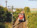 363 724 mit einem bergabezug voller Baumstmme am 30.8.05 westlich von Groenlder.