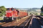 363 724 mit einem bergabezug voller Baumstmme im Bahnhof Groenlder. Blick nach Norden am 30.8.05.