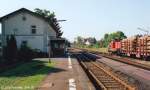 363 724 mit einem bergabezug voller Baumstmme im Bahnhof Groenlder.