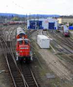 Ein Nachschuss von der 363 441-7 DB rangiert in Aachen-Hbf mt einem Doppelstockwargen. Aufgenommen von der Burtscheider Brücke in Aachen-Hbf bei schönem Frühlingswetter am 28.3.2014. 