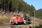 363 678-4 Railsystems RP wird von 295 076-4 über die Frankenwaldrampe bei Steinbach gezogen am 03.11.2015.