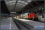 363 685-9 von Railsystems RP ist am 09.04.2016 im Rangierdienst auf dem Leipziger Hauptbahnhof im Einsatz, hier vor einem Doppelstock-IC.