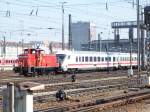 363 819-4 zieht einen Inter City Ganzzug am Steuerwagen aus der Halle des Hbf Mnchen auf ein anderes Gleis.