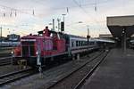 Am Morgen des 04.08.2015 rangierte 363 209-8 eine IC-Leergranitur, die die 181 205-6 aus Karlsruhe Hbf brachte. von Gleis 5 des Badischen Bahnhofes von Basel ins ICE Werk. Hier verlässt die V60 mit dem Zug das Gleis 5 in Richtung nördliches Vorfeld.