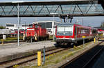 928 560 und 363 711 am 03.05.2017 im Bahnhof Mühldorf