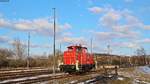 Am 17.3.18 steht die Ex DB Schenker Rail V 60 1121 (98 80 3 363 121-5) der Hamburger HSL Logistik GmbH für Rangierdienste im Rostocker Überseehafen bereit.