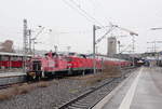 DB Cargo 363 141-3 + DB 114 006-0 und dem Leerpark des RE 19918 aus Nürnberg Hbf, am 13.01.2019 in Stuttgart Hbf.