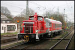 Railion 363165 rangiert hier am 6.12.2006 im HBF Bremen einen Steuerwagen.