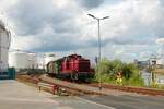 V60 447 mit Sonderzug am 01.08.21 im Hanauer Hafen von einen Gehweg aus fotografiert