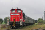 VIS 364 531 rangiert ein paar Personenwagen über das Museumsgelände des Bw Staßfurt.