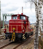 Die 364 850-8 (98 80 3364 850-8 D-VEB) der VEB - Vulkan-Eifel-Bahn Betriebsgesellschaft mbH in Gerolstein, ex DB V 60 850, ex DB 260 850-3, ex DB 360 850-3, ex SWA 364 850-8 (Stadtwerke Andernach Hafenbahn), abgestellt am 17. März 2017 in Kreuztal.

Die „leichte“ V 60 (leichte Bauart) wurde 1960 von Krauss-Maffei unter der Fabriknummer 18612 als V 60 850 für die DB gebaut, die erste Umbezeichnung erfolgte 1968 in DB 260 850-3 und 1987 in DB 360 850-2. Ein Umbau mit der Ausrüstung mit Funkfernsteuerung und Umzeichnung in DB 364 850-8 erfolgte 1991. Die z-Stellung und Ausmusterung bei der DB erfolgte 2007 im AW Cottbus. Im Jahr 2009 ging sie an die Stadtwerke Andernach (Hafenbahn) und im Juni 2016 kam sie zur VEB - Vulkan-Eifel-Bahn Betriebsgesellschaft mbH in Gerolstein.

Die V 60 ist eine Starrrahmenlok, Achsanordnung C, mit seitenverschieblicher Mittelachse, wobei die Achsen mittels Kuppelstangen von einer Blindwelle angetrieben werden.

Die Lok hat einen gedrosselten Maybach12-Zylinder-Viertakt-Dieselmotor mit 48 Liter Hubraum vom Typ GTO 6 A mit einer Leistung von 478 kW (650 PS) bei 1.400 U/min (ungedrosselt 588 kW bzw. 800 PS). 

Die Leistung des Dieselmotors wird über eine Schwingmetallkupplung und eine Gelenkwelle auf das hydrodynamische Voith-Getriebe L27zuB übertragen. Das Voith-Getriebe ist mit einem mechanischen Stufen- und Wendegetriebe zu einem Block zusammengeflanscht. Die Kraftübertragung erfolgt über eine zwischen dem 2. und 3. Radsatz liegenden Blindwelle, Blindwellenkurbeln an den beiden Blindwellenenden und Kuppelstangen auf die Räder der Lok.

TECHNISCHE DATEN:
Spurweite: 1.435 mm (Normalspur)
Achsanordnung:  C
Länge über Puffer: 10.450 mm
Höhe: 4.540 mm
Breite: 3.100 mm
Gesamtradstand: 4.400 mm
Höchstgeschwindigkeit: 60 km/h (Streckengang) / 30 km/h (Rangiergang)
Schleppgeschwindigkeit: 75 km/h bei aufgesetzten Stangen / 35 km/h abgenommenen Stangen
Motor: Maybach 4-Takt-12-Zylinder-Dieselmotors mit 48 Liter Hubraum vom Typ GTO 6 A (ungedrosselt 588 kW (800 PS)).
Nennleistung (gedrosselt): 478 kW (650 PS) 
Drehzahl: 1.400 U/min
Getriebe: Voith-Getriebe L27zuB
Anfahrzugkraft: 159 kN (Rangiergang) / 121 kN (Streckengang)
Gewicht:  48,3 t
Radsatzlast max:  16 t
Kraftübertragung: hydraulisch
Kleinster bef. Halbmesser: R 100 m
Antriebsart:  Blindwelle-Stangen
Kraftstoffvorrat: 1.350 Liter (bei 90% Füllung)
Sandvorrat: ca. 300 kg
Verbrauch Dieselkraftstoff: ca. 120 l/h bei Volllast
Verbrauch Motoröl: ca. 1-2% des Verbrauchs an Dieselkraftstoff
