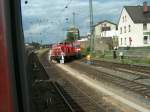 Ereigniss in der Waschanlage des BF Giessen am 27.07.2004 um 16.00Uhr V 60 mit BR 143 und 3 Silberlingen im Schlepp. Das Gleis Links neber der V60 ist das Haupeinfahrgleis der Strecke Kln Siegen Dillenburg Giessen