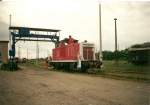 Im Juni 2001 stande 364 853 auf der Ladestrae vom Stralsunder Gterbahnhof.