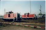 364 427(rechts) und 365 818(links),beide vom Bh Hamburg Wilhemsburg im August 1997,im Abstellbahnhof Hamburg Langenfelde.