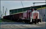 28.06.04 - 364 776-5 rangiert vor dem Seehafen (heute Nordhafen) in Stralsund.