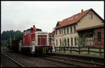 Am 19.5.1993 kommt hier um 9.28 Uhr die 364906 des BW Osnabrück mit ihrer Übergabe im Bahnhof Oesede an. Das Bahnhofsgebäude wurde zu diesem Zeitpunkt aber schon zweckentfremdet genutzt. Auch der ehemalige Güterschuppen war von den Hauptgleisen aus nicht mehr zu erreichen und keine keinen Gleisanschluss mehr. 