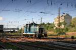 364 390, eine Lok noch in der blauen Bundesbahn-Lackierung, rangiert am Abend des 30.05.07 auf dem Chemnitzer Hbf.