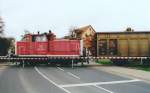 364 862 schiebt die Gterwagen fr den Werksanschluss des AEG-Werks in Rothenburg ob der Tauber am 18.9.02 ber den Bahnbergang der Bundesstrae B 25.