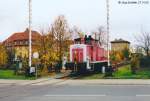 Unmittelbar neben dem Bahnhof liegt der viel befahrene Bahnbergang der Staatsstrae nach Neusitz.