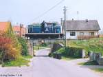 364 803 fuhr am 7.5.96 in Unterneuses auf der kleinen Brücke über die Bachholzstraße.