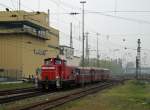 Der Sonderzug der Historischen Eisenbahn Mannheim fährt in den Mannheimer Hbf ein und ist unterwegs für eine Rundfahrt durch das Gelände vom Mannheimer Hafen.