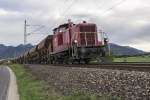 364 611 der innrail mit einem Ganzzug aus Schüttgutwagen bei Prien.