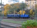 ESG 1142 562 und ESG 9 (364 778-1) am 25.10.15 in Heidelberg Hbf von einen Gehweg aus fotografiert