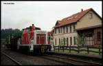 364906 ist am 19.5.1993 um 9.15 Uhr mit ihrer Übergabe im Bahnhof Oesede angekommen. Damals gab es noch geringen Güterverkehr auf dem nördlichen Haller Willem, der KBS 402. Die Bahnsteige und Bahnhöfe, wie hier in Oesede und auch in Sutthausen, waren für den Personenverkehr schon nicht mehr nutzbar. - Heute befindet sich nach dem Neuaufbau des nördlichen Haller Willem der Haltepunkt Oesede vom Fotostandort aus gesehen links hinter dem Zug. 