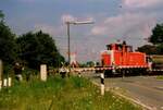 364 523 überquert im Sommer 1995 mit einer Übergabe aus Spelle (Han.) den Lingener Damm in Rheine=Altenrheine