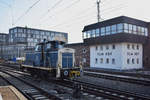 365 143 diente am 04. November 2017 in Ulm als Rangierlok für den PbZ 2461 nach München. Danach fuhr sie wieder am Stellwerk vorbei, Richtung Abstellgruppe.